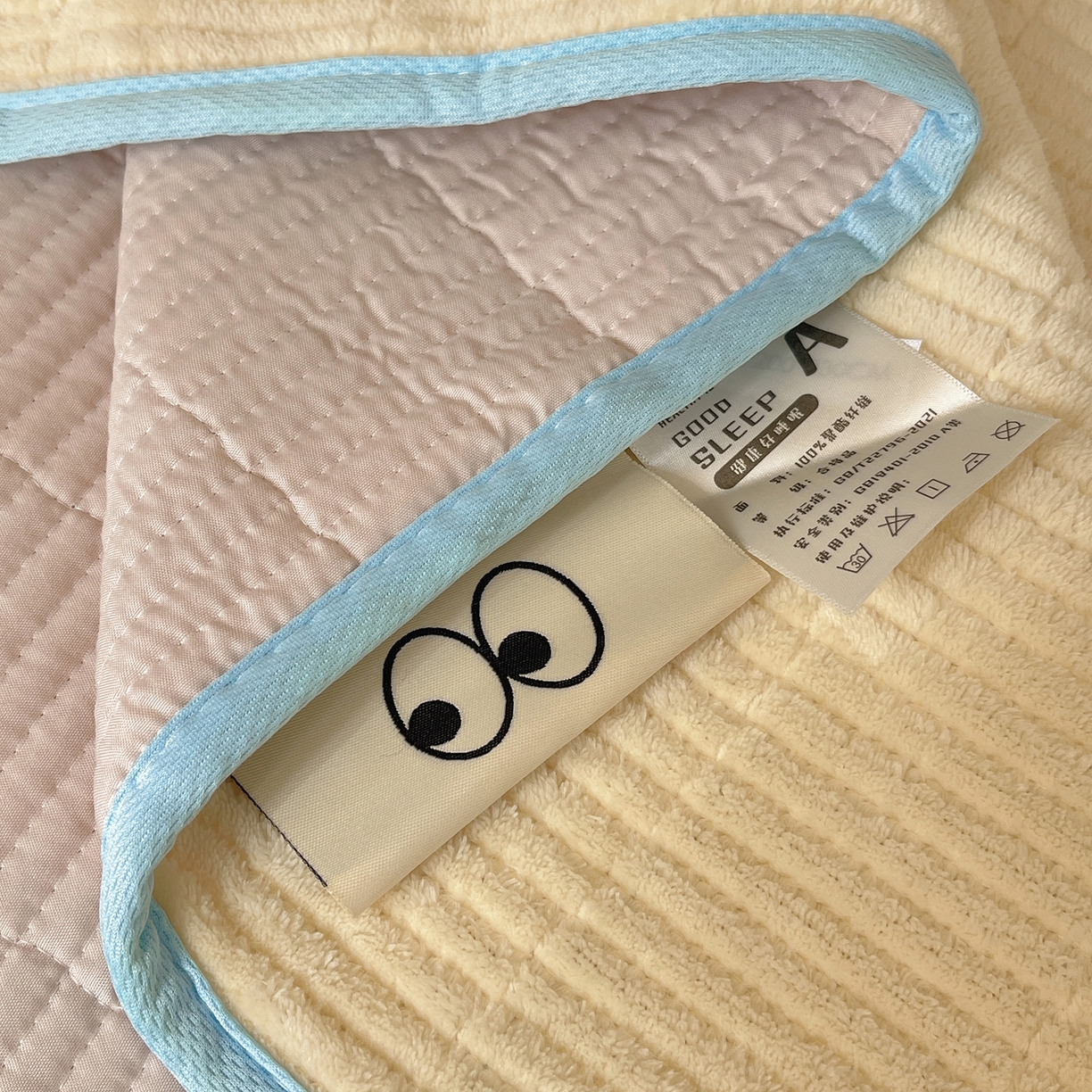 91家纺网 家纺一手货源 找家纺 桃子家居 2025新款韩系撞色毛巾绣大眼睛加厚牛奶绒多功能床盖三件套单品 绒床盖-毛巾绣大眼黄