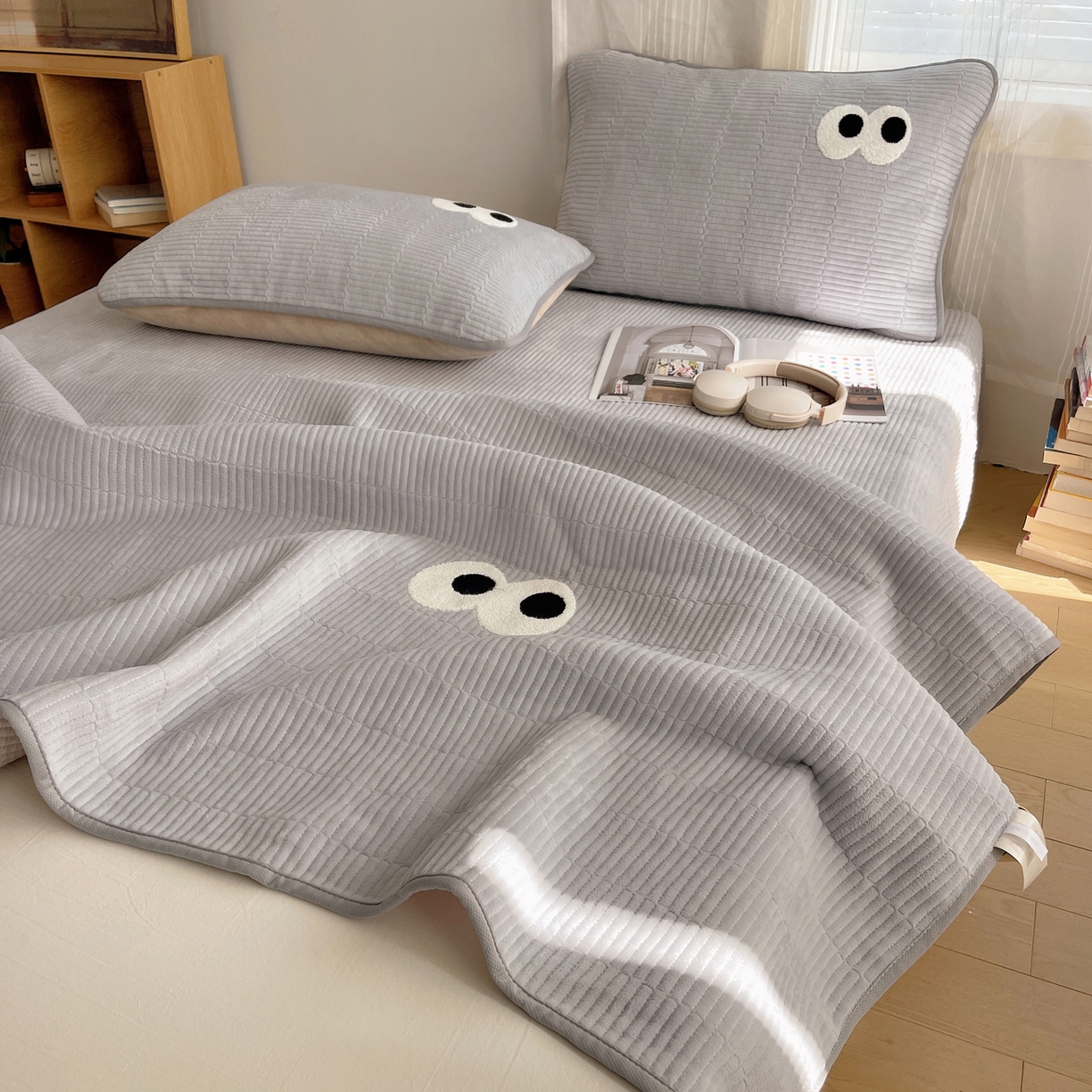 91家纺网 家纺一手货源 找家纺 （总）桃子家居 2025新款韩系撞色毛巾绣大眼睛加厚牛奶绒多功能床盖三件套单品