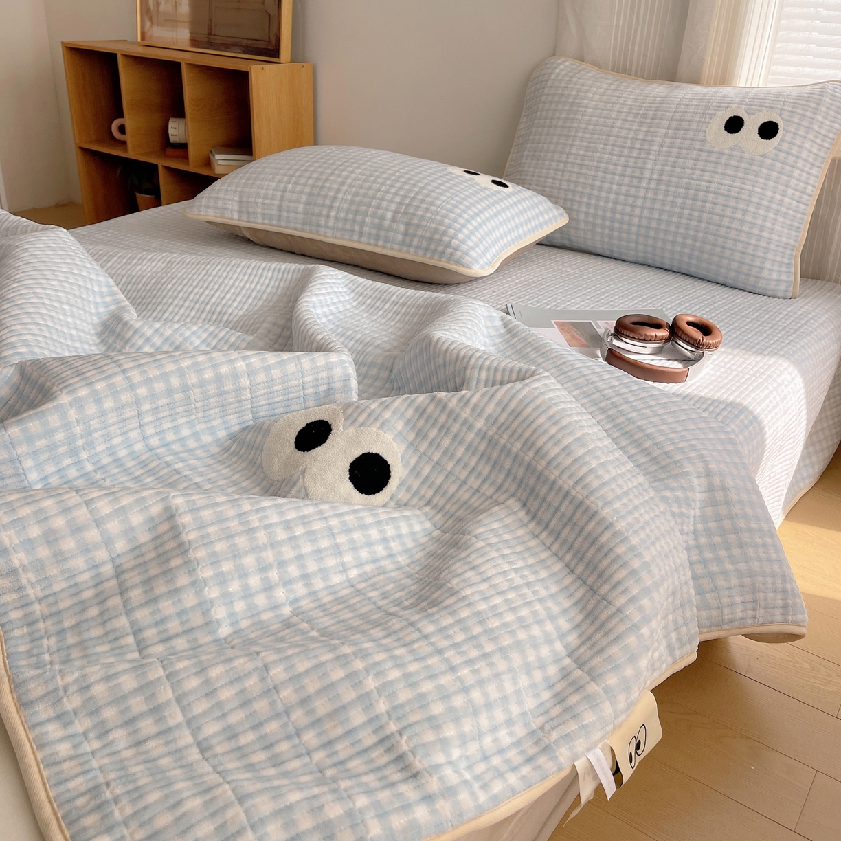 91家纺网 家纺一手货源 找家纺 桃子家居 2025新款韩系撞色毛巾绣大眼睛加厚牛奶绒多功能床盖三件套单品 绒床盖-毛巾绣大眼蓝格