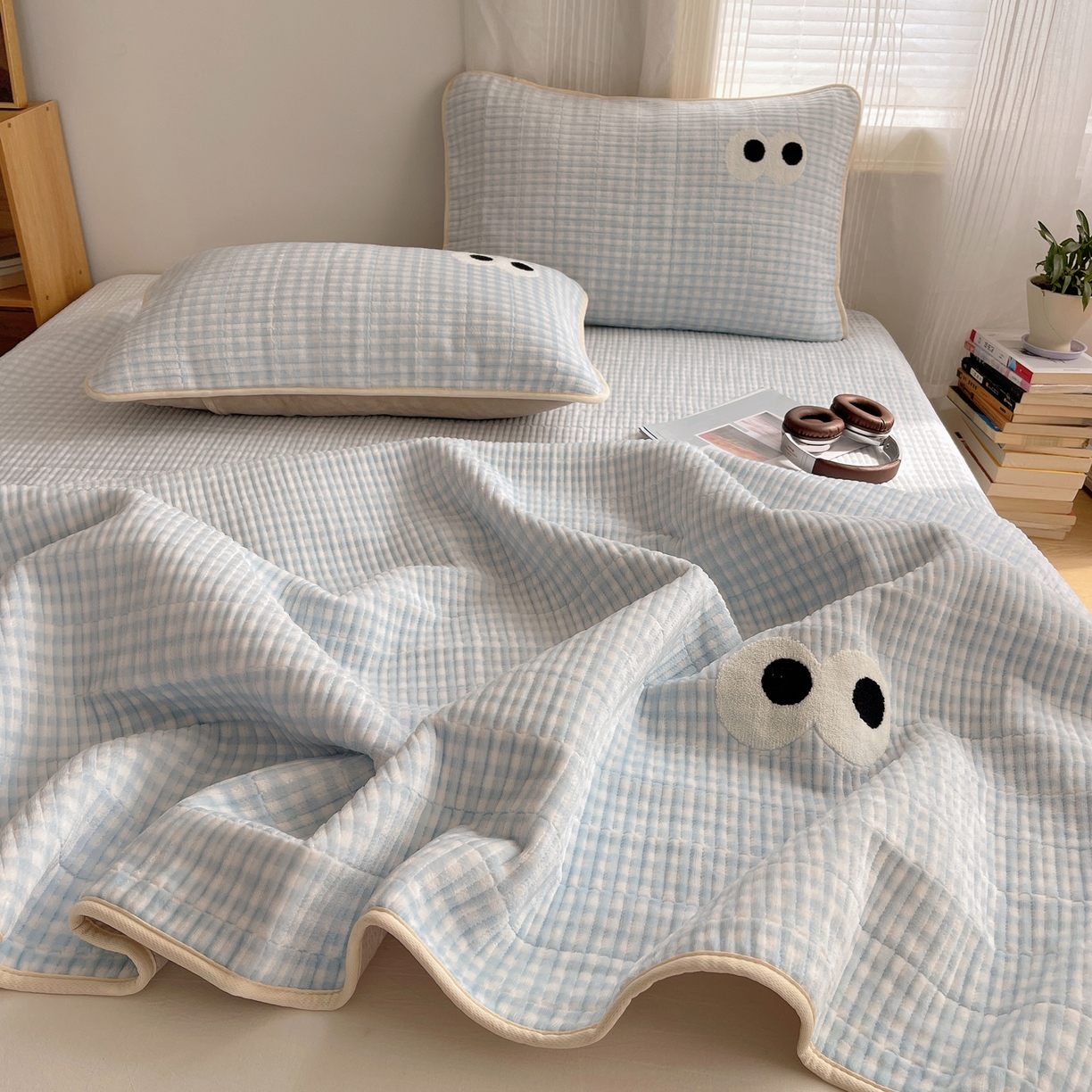 91家纺网 家纺一手货源 找家纺 桃子家居 2025新款韩系撞色毛巾绣大眼睛加厚牛奶绒多功能床盖三件套单品 绒床盖-毛巾绣大眼蓝格