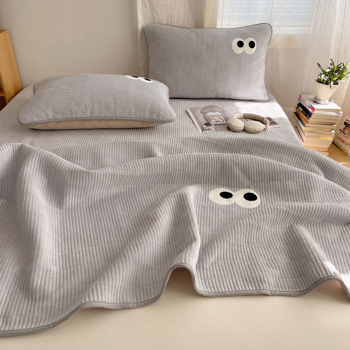 91家纺网 家纺一手货源 找家纺 桃子家居 2025新款韩系撞色毛巾绣大眼睛加厚牛奶绒多功能床盖三件套单品 绒床盖-毛巾绣大眼灰