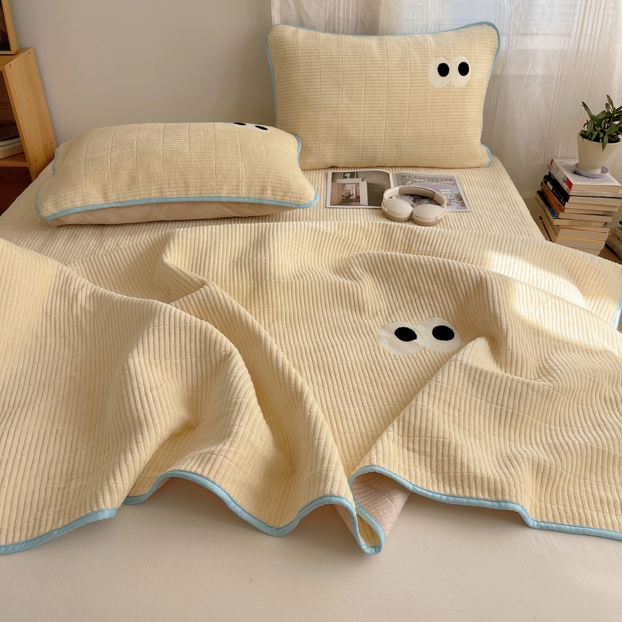 91家纺网 家纺一手货源 找家纺 桃子家居 2025新款韩系撞色毛巾绣大眼睛加厚牛奶绒多功能床盖三件套单品 绒床盖-毛巾绣大眼黄