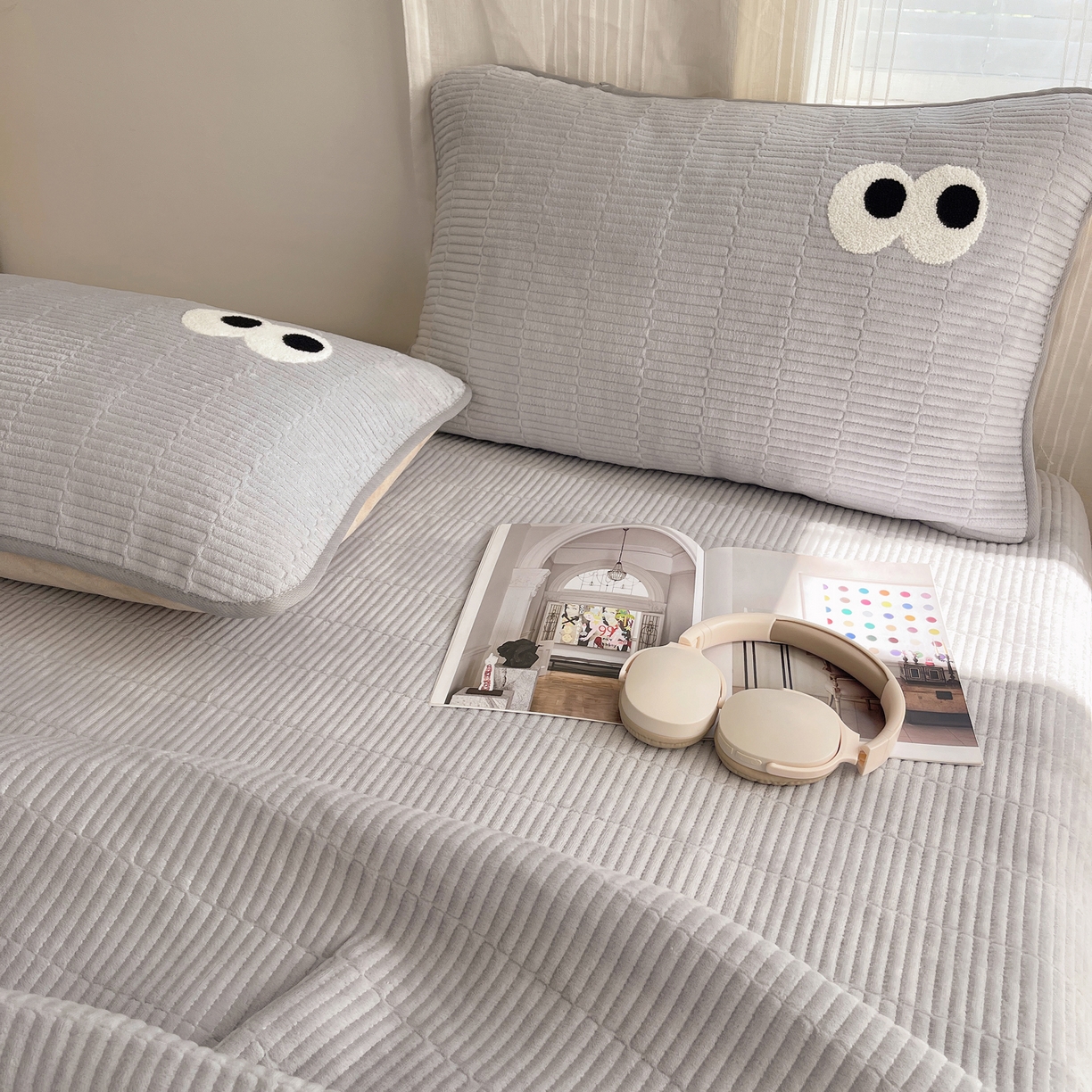 91家纺网 家纺一手货源 找家纺 桃子家居 2025新款韩系撞色毛巾绣大眼睛加厚牛奶绒多功能床盖三件套单品 绒床盖-毛巾绣大眼灰