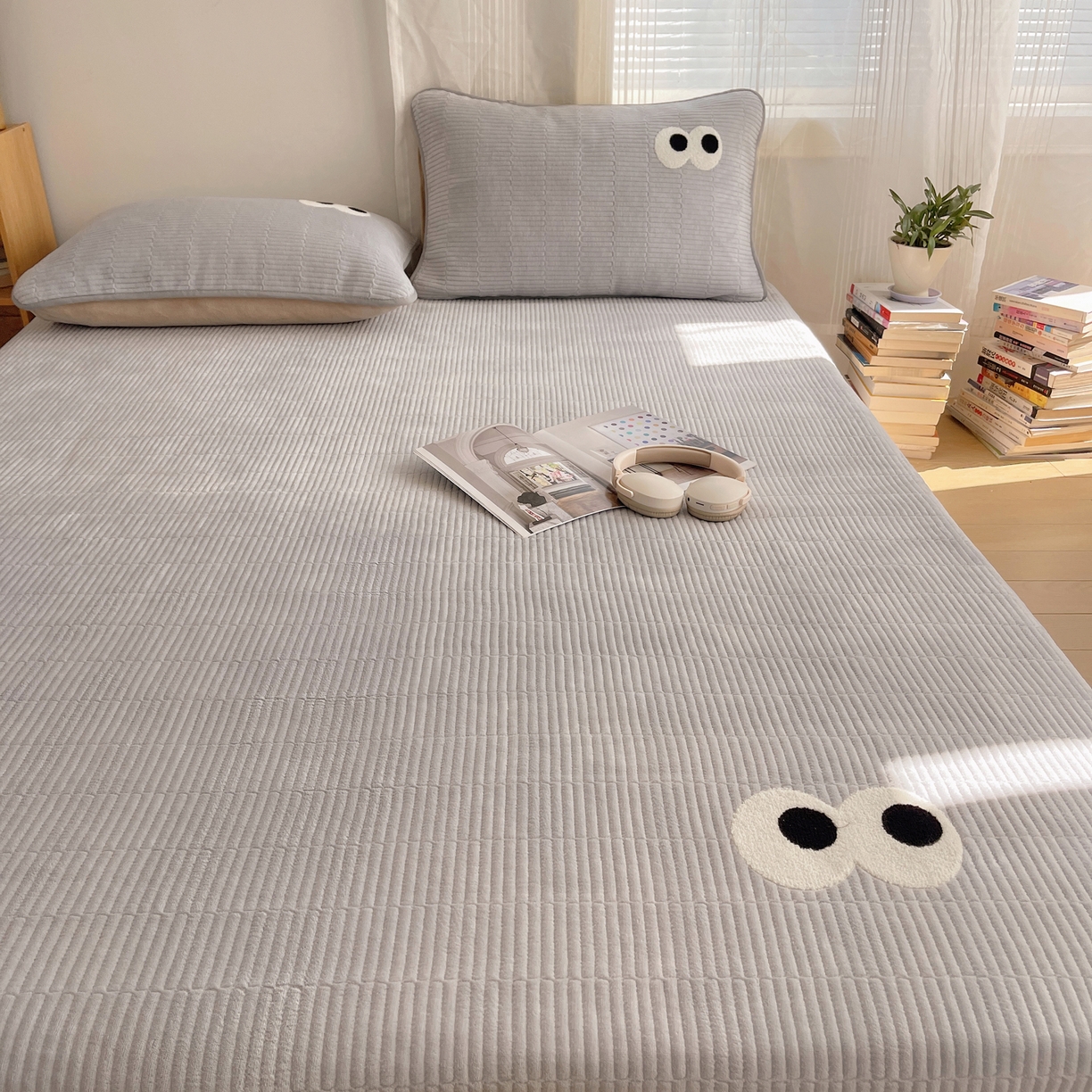 91家纺网 家纺一手货源 找家纺 桃子家居 2025新款韩系撞色毛巾绣大眼睛加厚牛奶绒多功能床盖三件套单品 绒床盖-毛巾绣大眼灰