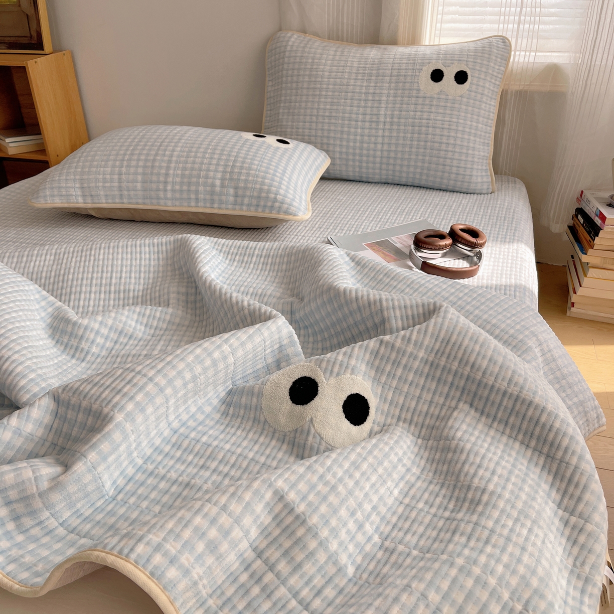 91家纺网 家纺一手货源 找家纺 桃子家居 2025新款韩系撞色毛巾绣大眼睛加厚牛奶绒多功能床盖三件套单品 绒床盖-毛巾绣大眼蓝格