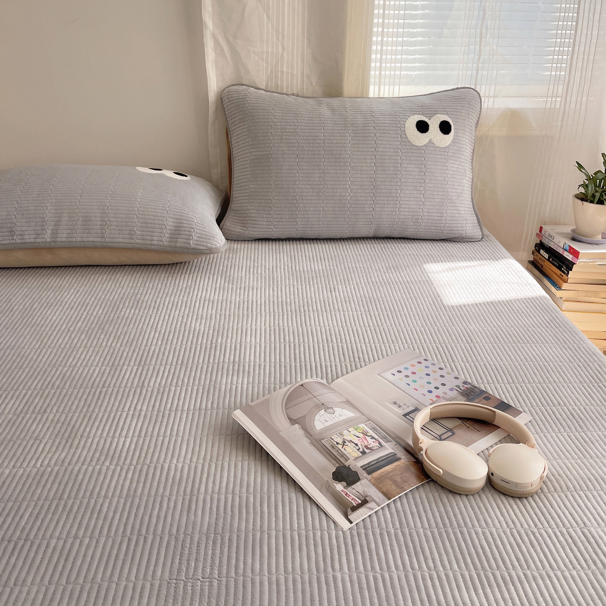 91家纺网 家纺一手货源 找家纺 桃子家居 2025新款韩系撞色毛巾绣大眼睛加厚牛奶绒多功能床盖三件套单品 绒床盖-毛巾绣大眼灰