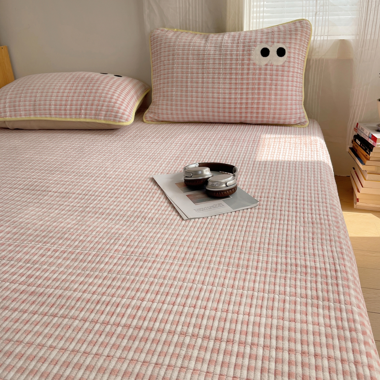 91家纺网 家纺一手货源 找家纺 （总）桃子家居 2025新款韩系撞色毛巾绣大眼睛加厚牛奶绒多功能床盖三件套单品