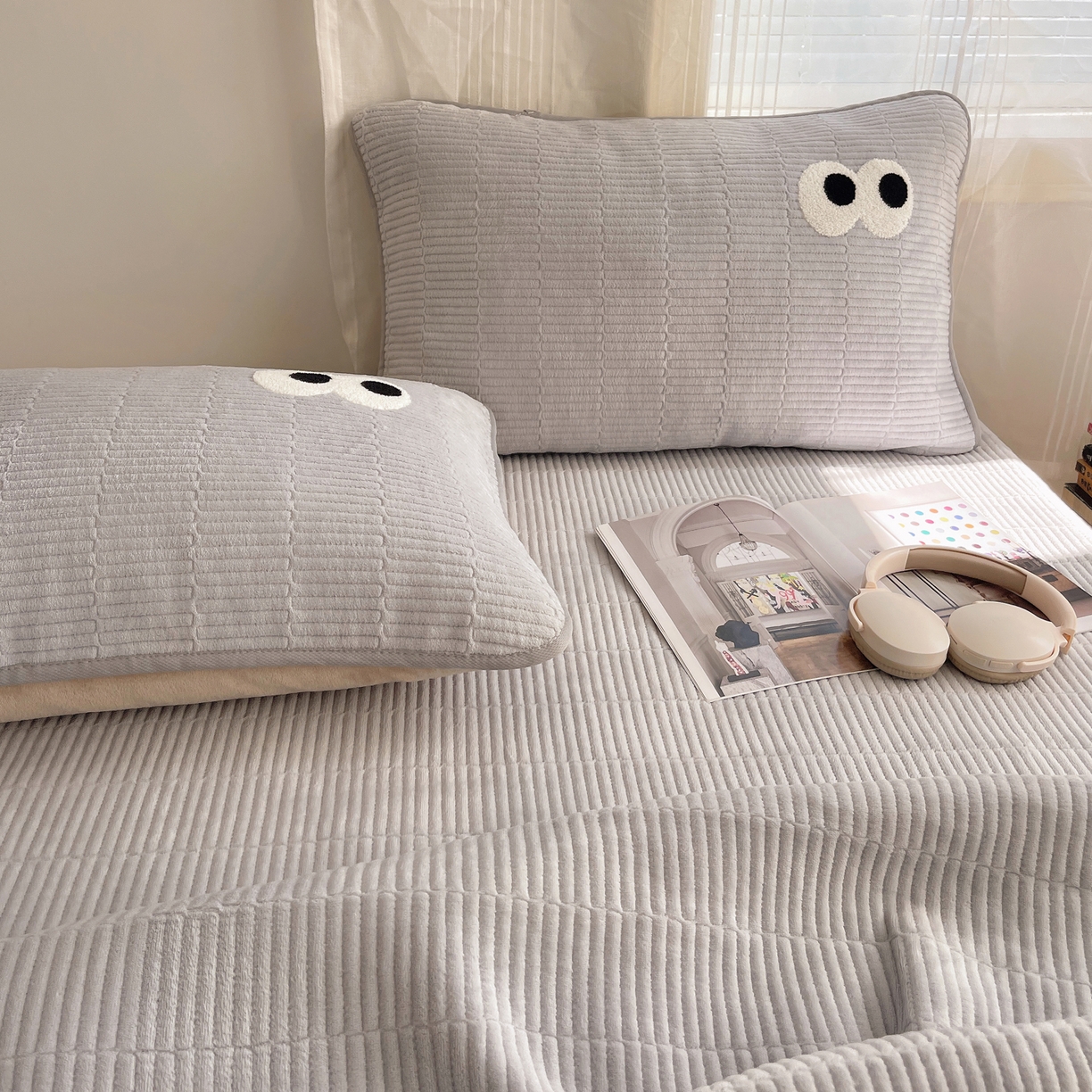 91家纺网 家纺一手货源 找家纺 桃子家居 2025新款韩系撞色毛巾绣大眼睛加厚牛奶绒多功能床盖三件套单品 绒床盖-毛巾绣大眼灰