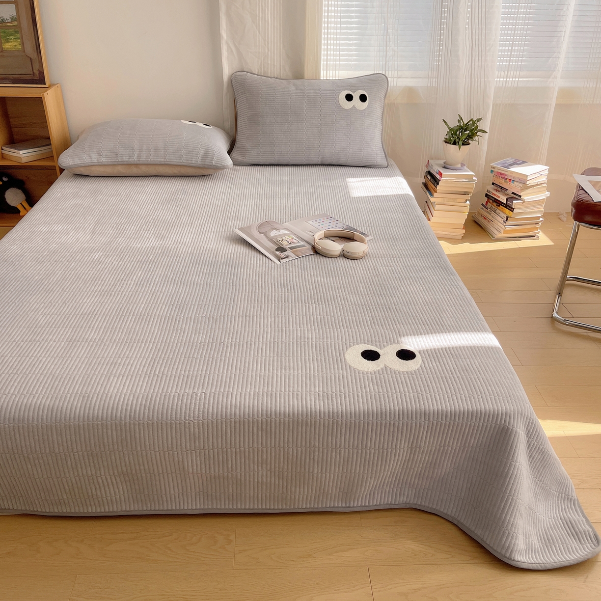 91家纺网 家纺一手货源 找家纺 桃子家居 2025新款韩系撞色毛巾绣大眼睛加厚牛奶绒多功能床盖三件套单品 绒床盖-毛巾绣大眼灰