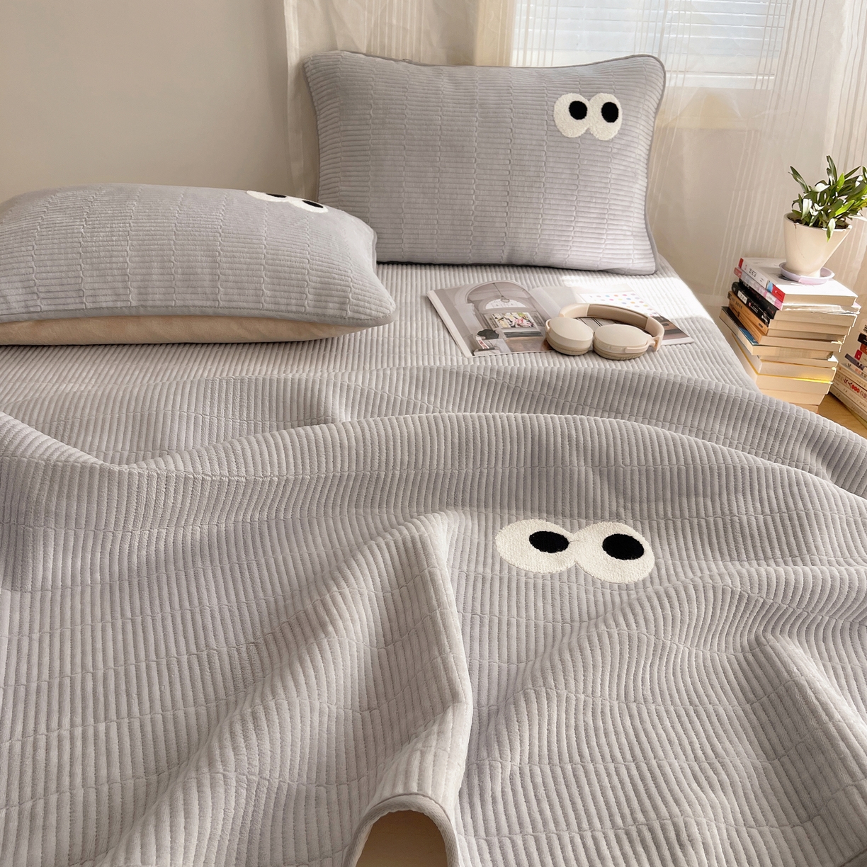 91家纺网 家纺一手货源 找家纺 桃子家居 2025新款韩系撞色毛巾绣大眼睛加厚牛奶绒多功能床盖三件套单品 绒床盖-毛巾绣大眼灰
