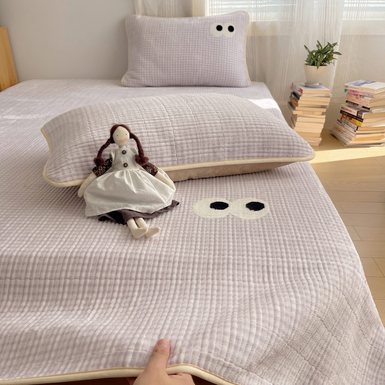 91家纺网 家纺一手货源 找家纺 桃子家居 2025新款韩系撞色毛巾绣大眼睛加厚牛奶绒多功能床盖三件套单品 绒床盖-毛巾绣大眼紫格