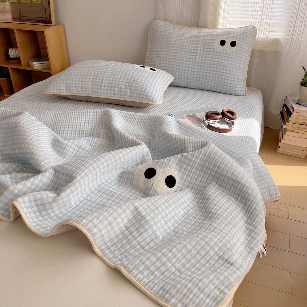 91家纺网 家纺一手货源 找家纺 桃子家居 2025新款韩系撞色毛巾绣大眼睛加厚牛奶绒多功能床盖三件套单品 绒床盖-毛巾绣大眼蓝格