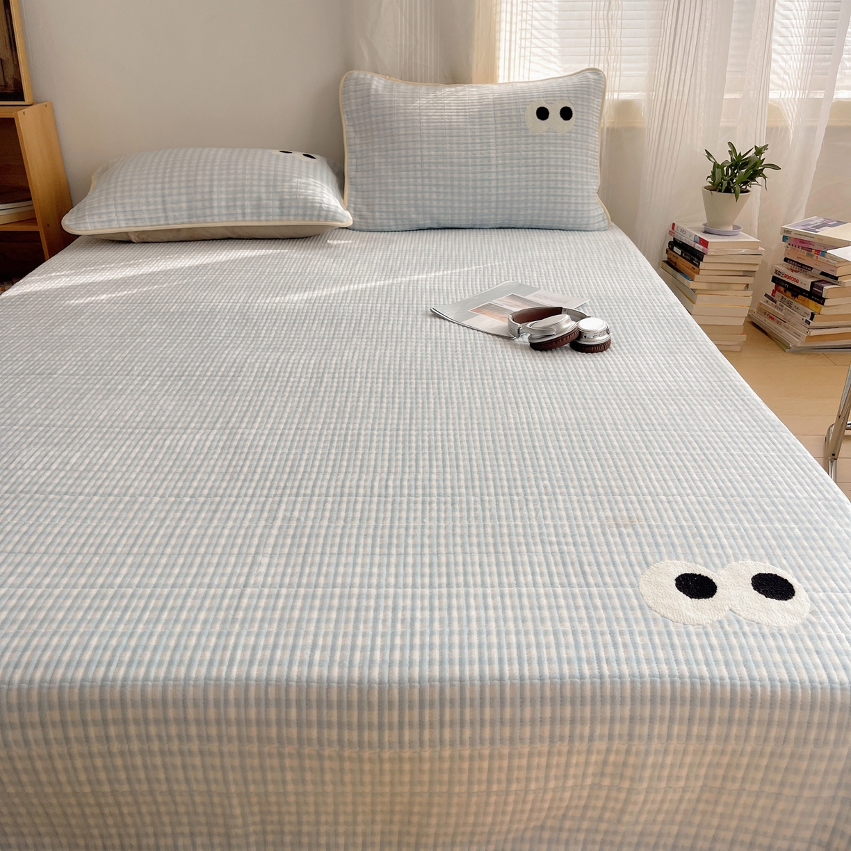 91家纺网 家纺一手货源 找家纺 桃子家居 2025新款韩系撞色毛巾绣大眼睛加厚牛奶绒多功能床盖三件套单品 绒床盖-毛巾绣大眼蓝格