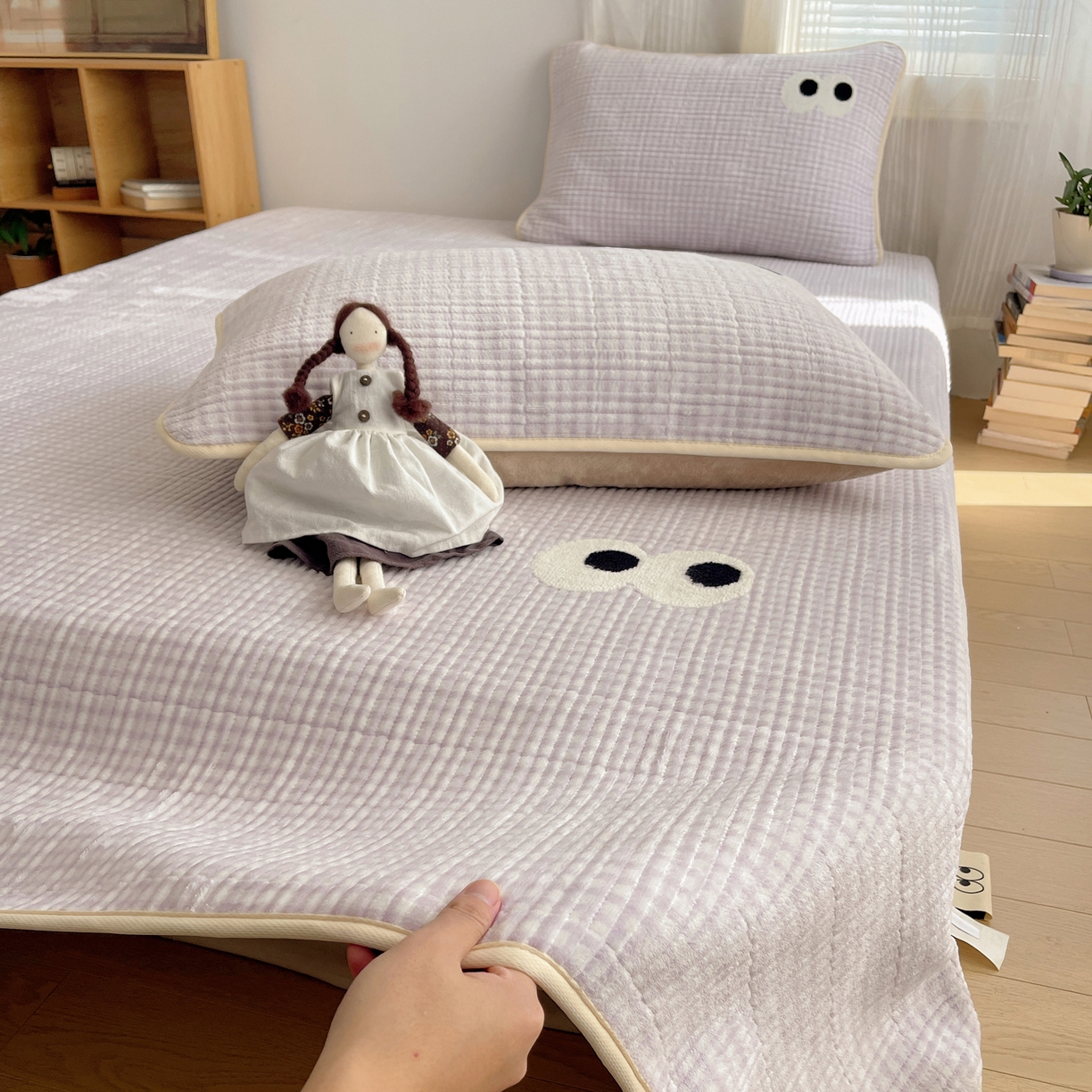 91家纺网 家纺一手货源 找家纺 桃子家居 2025新款韩系撞色毛巾绣大眼睛加厚牛奶绒多功能床盖三件套单品 绒床盖-毛巾绣大眼紫格