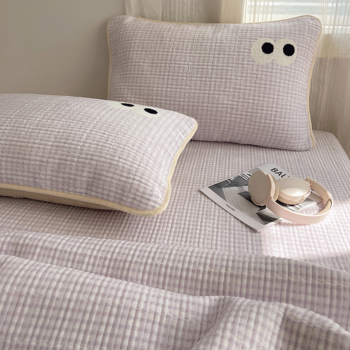 91家纺网 家纺一手货源 找家纺 桃子家居 2025新款韩系撞色毛巾绣大眼睛加厚牛奶绒多功能床盖三件套单品 绒床盖-毛巾绣大眼紫格