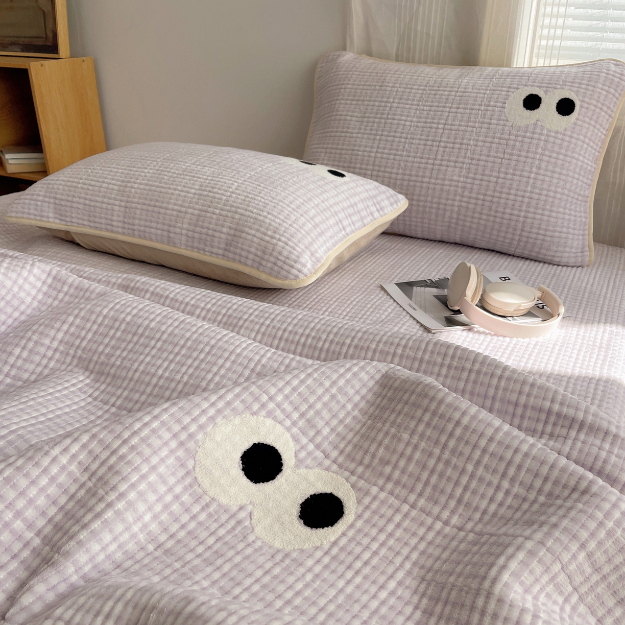 91家纺网 家纺一手货源 找家纺 桃子家居 2025新款韩系撞色毛巾绣大眼睛加厚牛奶绒多功能床盖三件套单品 绒床盖-毛巾绣大眼紫格