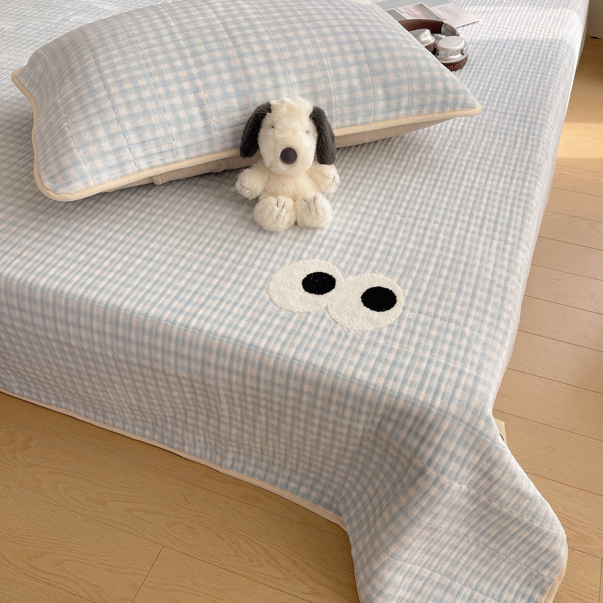 91家纺网 家纺一手货源 找家纺 桃子家居 2025新款韩系撞色毛巾绣大眼睛加厚牛奶绒多功能床盖三件套单品 绒床盖-毛巾绣大眼蓝格