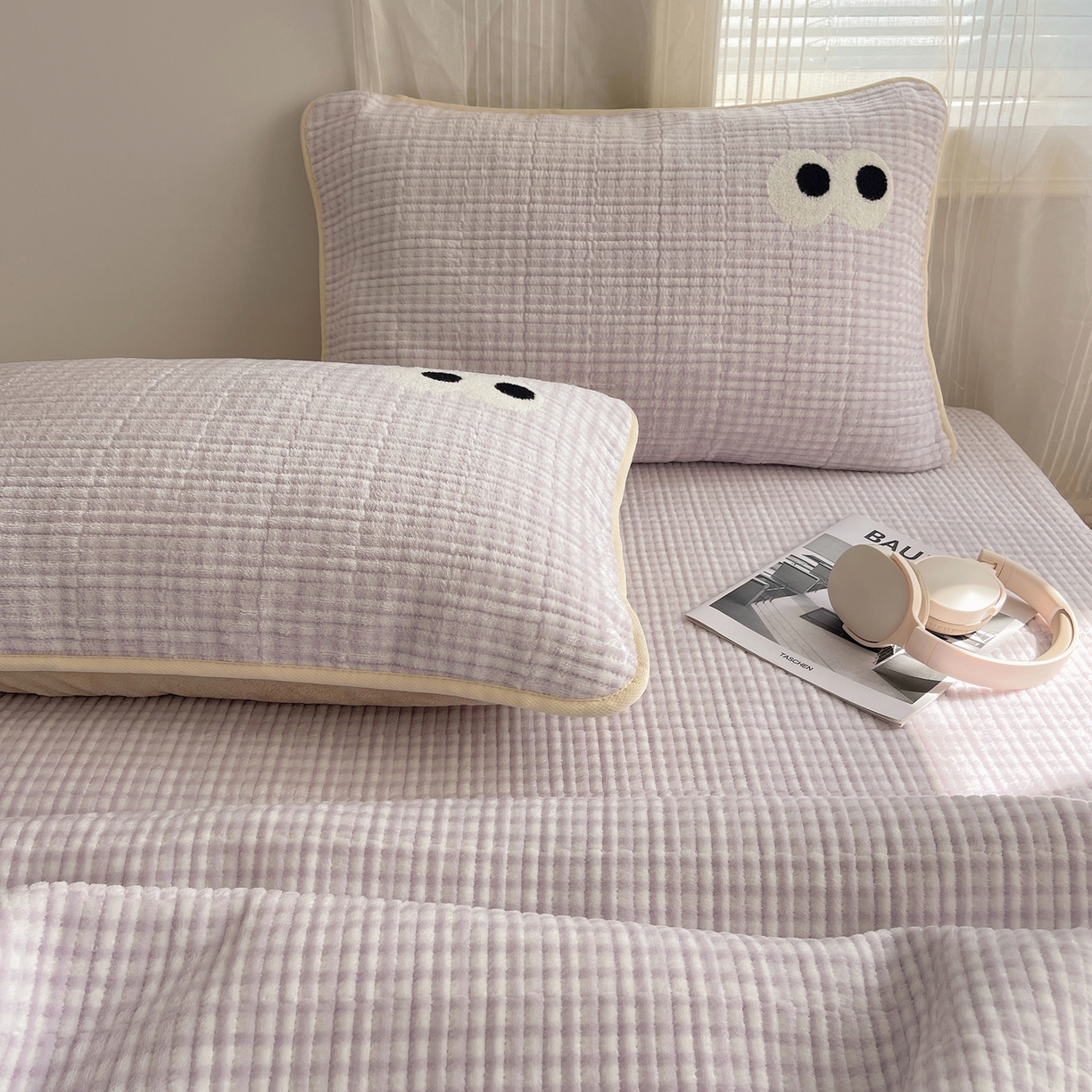 91家纺网 家纺一手货源 找家纺 桃子家居 2025新款韩系撞色毛巾绣大眼睛加厚牛奶绒多功能床盖三件套单品 绒床盖-毛巾绣大眼紫格