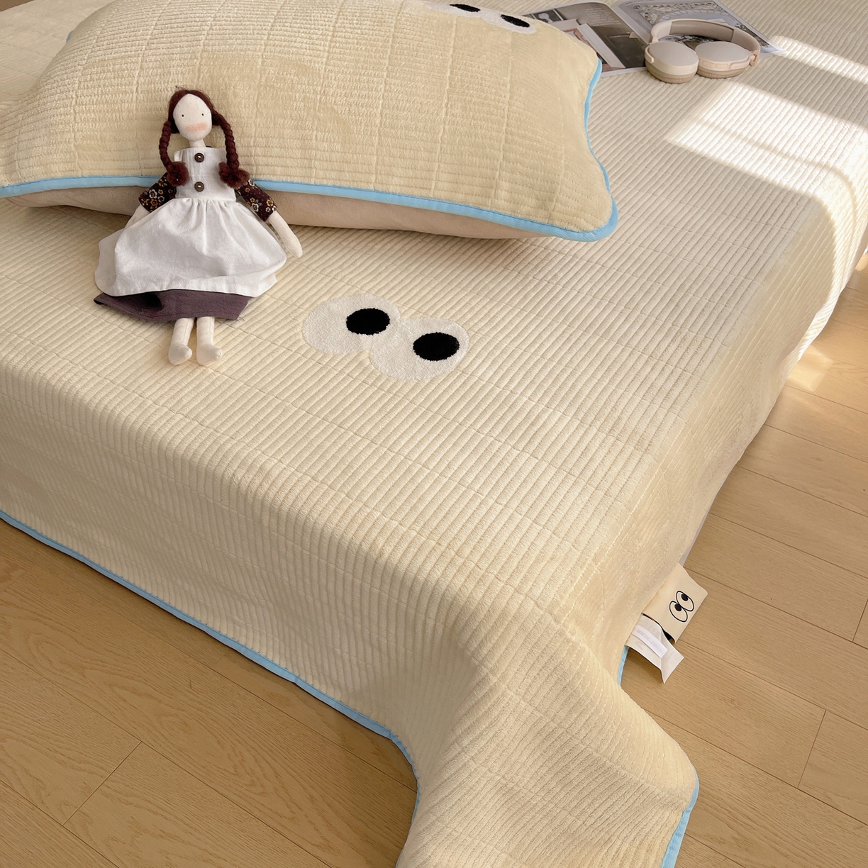 91家纺网 家纺一手货源 找家纺 桃子家居 2025新款韩系撞色毛巾绣大眼睛加厚牛奶绒多功能床盖三件套单品 绒床盖-毛巾绣大眼黄