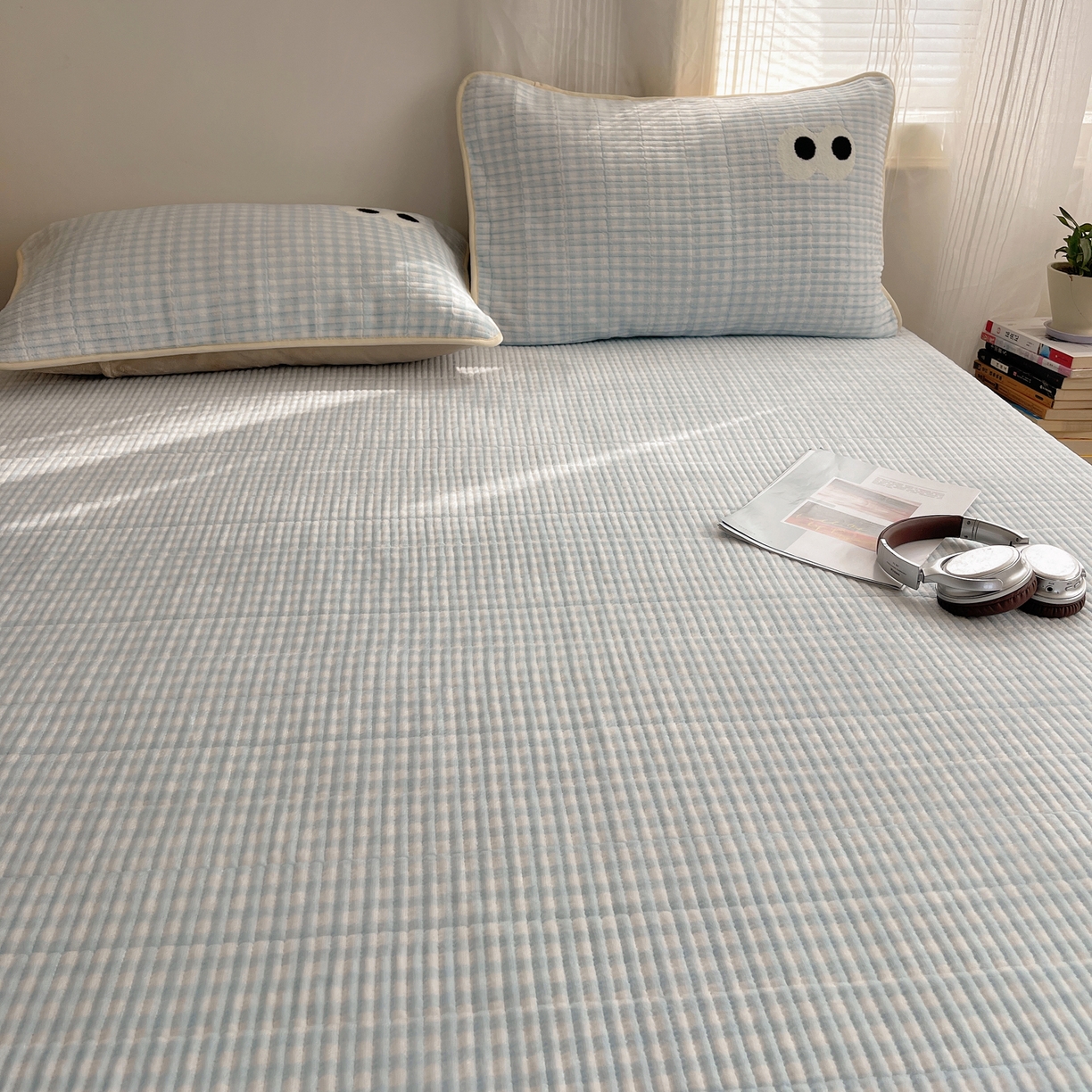 91家纺网 家纺一手货源 找家纺 桃子家居 2025新款韩系撞色毛巾绣大眼睛加厚牛奶绒多功能床盖三件套单品 绒床盖-毛巾绣大眼蓝格