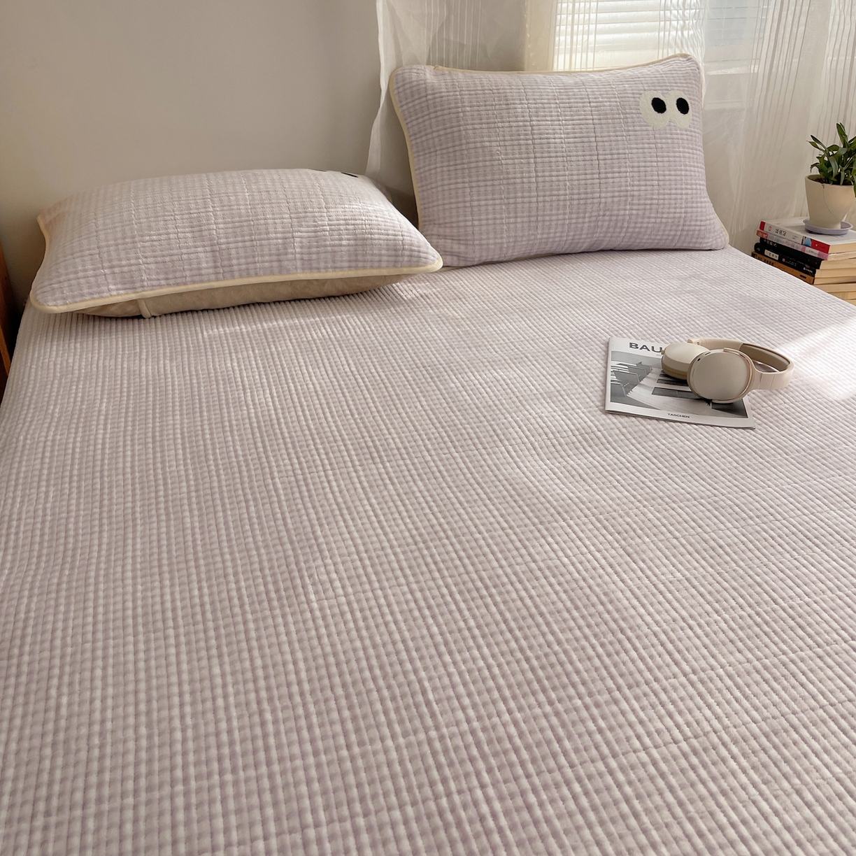 91家纺网 家纺一手货源 找家纺 桃子家居 2025新款韩系撞色毛巾绣大眼睛加厚牛奶绒多功能床盖三件套单品 绒床盖-毛巾绣大眼紫格