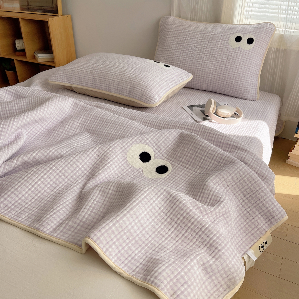 91家纺网 家纺一手货源 找家纺 桃子家居 2025新款韩系撞色毛巾绣大眼睛加厚牛奶绒多功能床盖三件套单品 绒床盖-毛巾绣大眼紫格