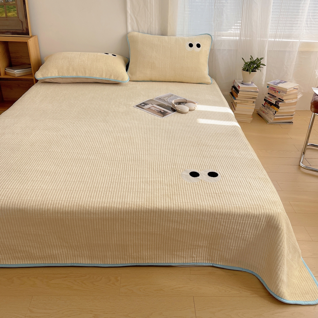 91家纺网 家纺一手货源 找家纺 桃子家居 2025新款韩系撞色毛巾绣大眼睛加厚牛奶绒多功能床盖三件套单品 绒床盖-毛巾绣大眼黄