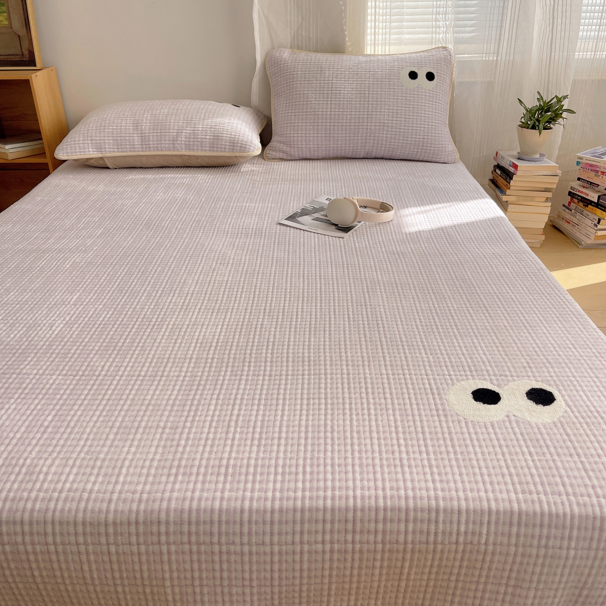 91家纺网 家纺一手货源 找家纺 桃子家居 2025新款韩系撞色毛巾绣大眼睛加厚牛奶绒多功能床盖三件套单品 绒床盖-毛巾绣大眼紫格