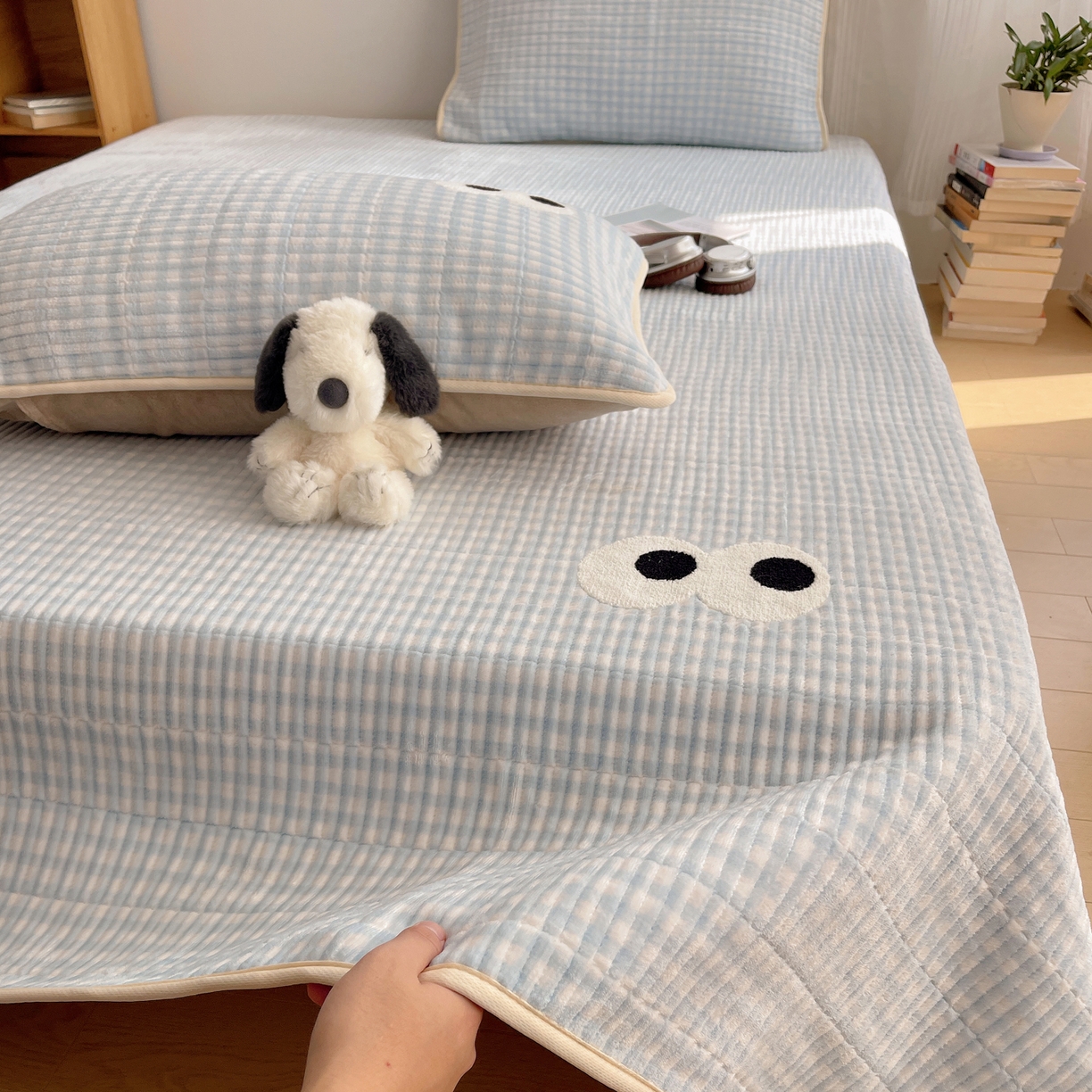 91家纺网 家纺一手货源 找家纺 桃子家居 2025新款韩系撞色毛巾绣大眼睛加厚牛奶绒多功能床盖三件套单品 绒床盖-毛巾绣大眼蓝格