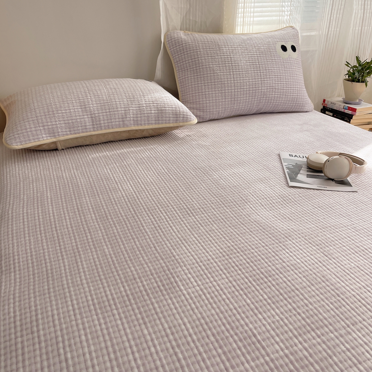 91家纺网 家纺一手货源 找家纺 桃子家居 2025新款韩系撞色毛巾绣大眼睛加厚牛奶绒多功能床盖三件套单品 绒床盖-毛巾绣大眼紫格