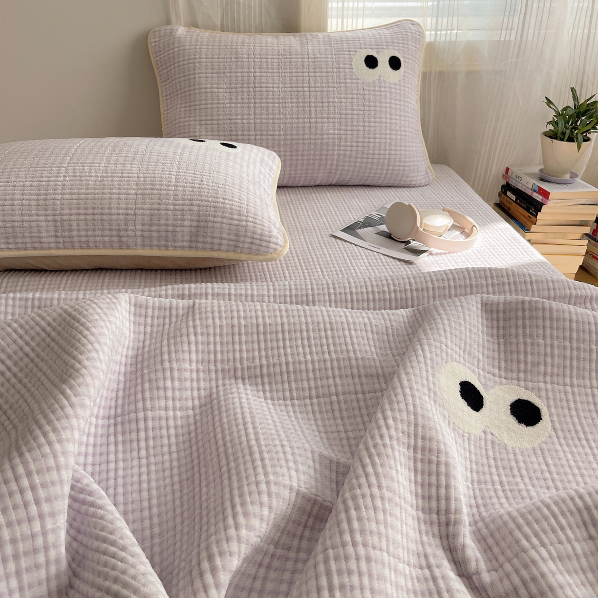 91家纺网 家纺一手货源 找家纺 桃子家居 2025新款韩系撞色毛巾绣大眼睛加厚牛奶绒多功能床盖三件套单品 绒床盖-毛巾绣大眼紫格