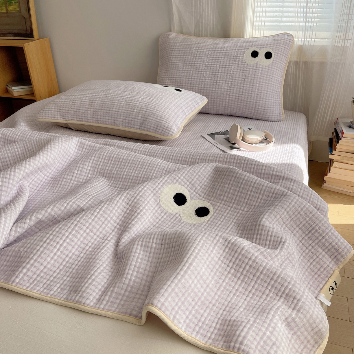 91家纺网 家纺一手货源 找家纺 桃子家居 2025新款韩系撞色毛巾绣大眼睛加厚牛奶绒多功能床盖三件套单品 绒床盖-毛巾绣大眼紫格