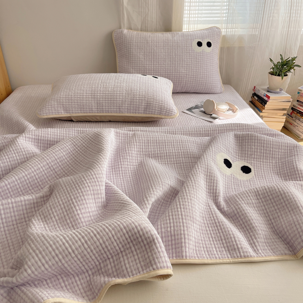 91家纺网 家纺一手货源 找家纺 桃子家居 2025新款韩系撞色毛巾绣大眼睛加厚牛奶绒多功能床盖三件套单品 绒床盖-毛巾绣大眼紫格