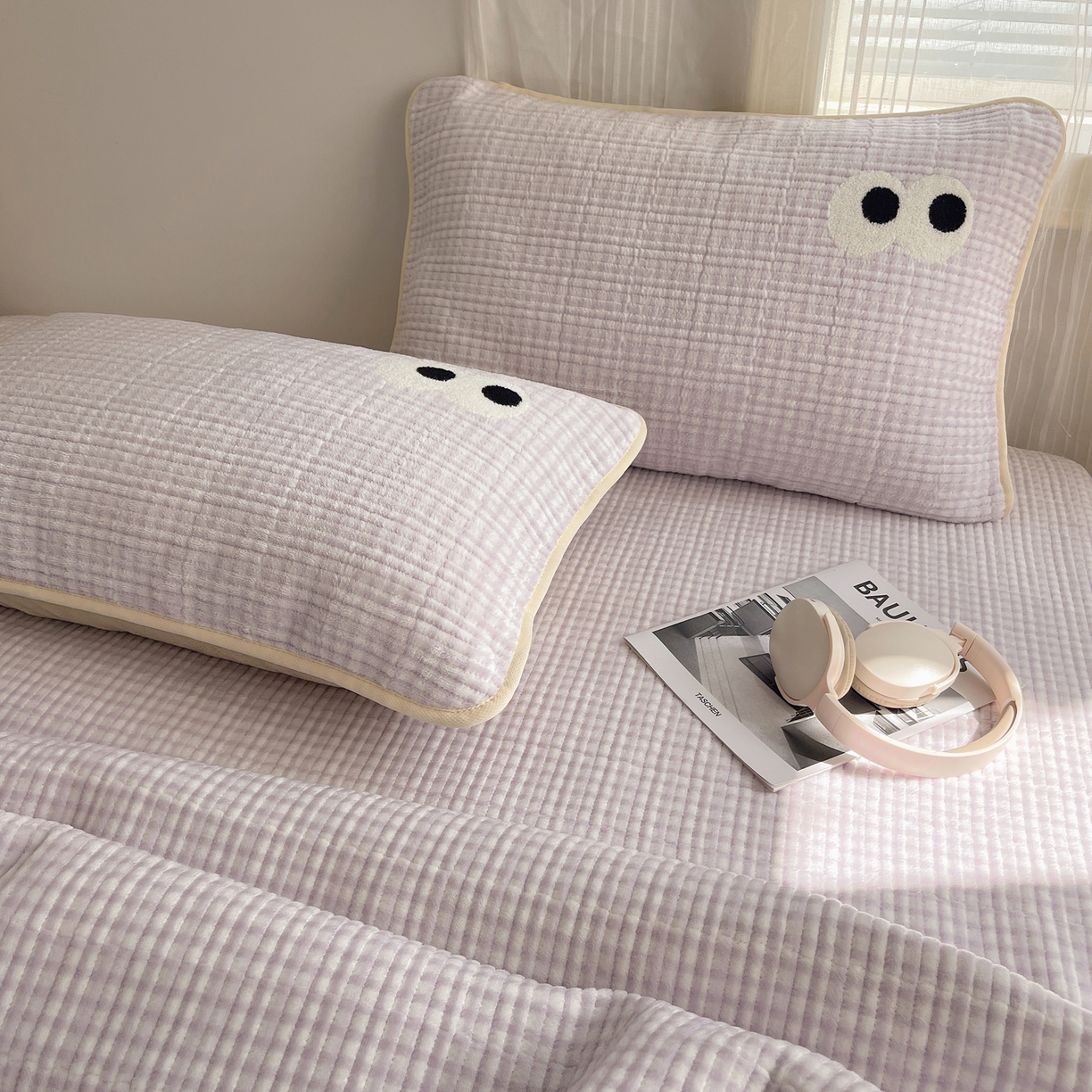 91家纺网 家纺一手货源 找家纺 桃子家居 2025新款韩系撞色毛巾绣大眼睛加厚牛奶绒多功能床盖三件套单品 绒床盖-毛巾绣大眼紫格