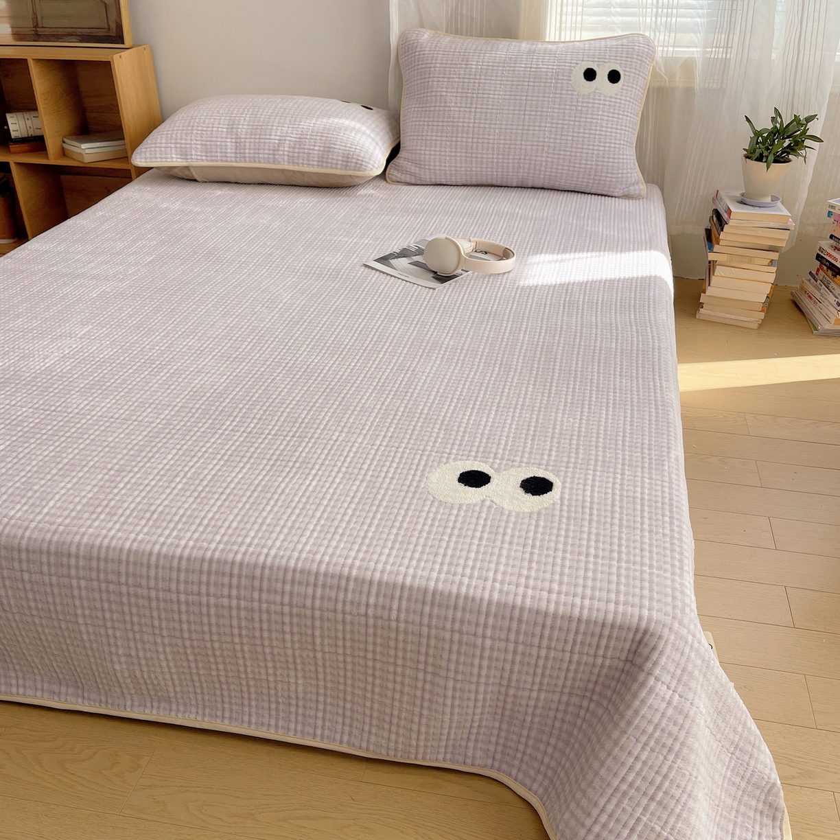 91家纺网 家纺一手货源 找家纺 桃子家居 2025新款韩系撞色毛巾绣大眼睛加厚牛奶绒多功能床盖三件套单品 绒床盖-毛巾绣大眼紫格