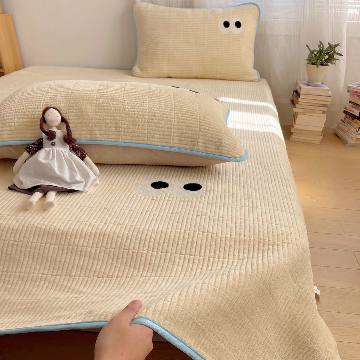 91家纺网 家纺一手货源 找家纺 桃子家居 2025新款韩系撞色毛巾绣大眼睛加厚牛奶绒多功能床盖三件套单品 绒床盖-毛巾绣大眼黄