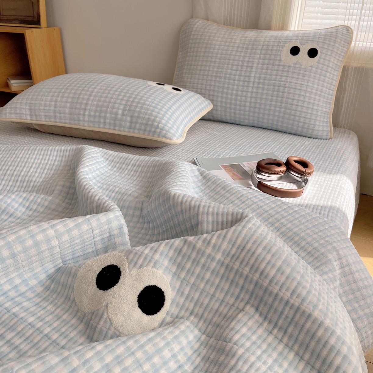 91家纺网 家纺一手货源 找家纺 桃子家居 2025新款韩系撞色毛巾绣大眼睛加厚牛奶绒多功能床盖三件套单品 绒床盖-毛巾绣大眼蓝格