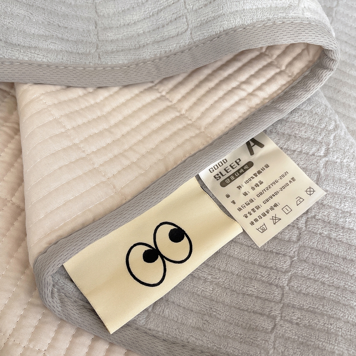 91家纺网 家纺一手货源 找家纺 桃子家居 2025新款韩系撞色毛巾绣大眼睛加厚牛奶绒多功能床盖三件套单品 绒床盖-毛巾绣大眼灰