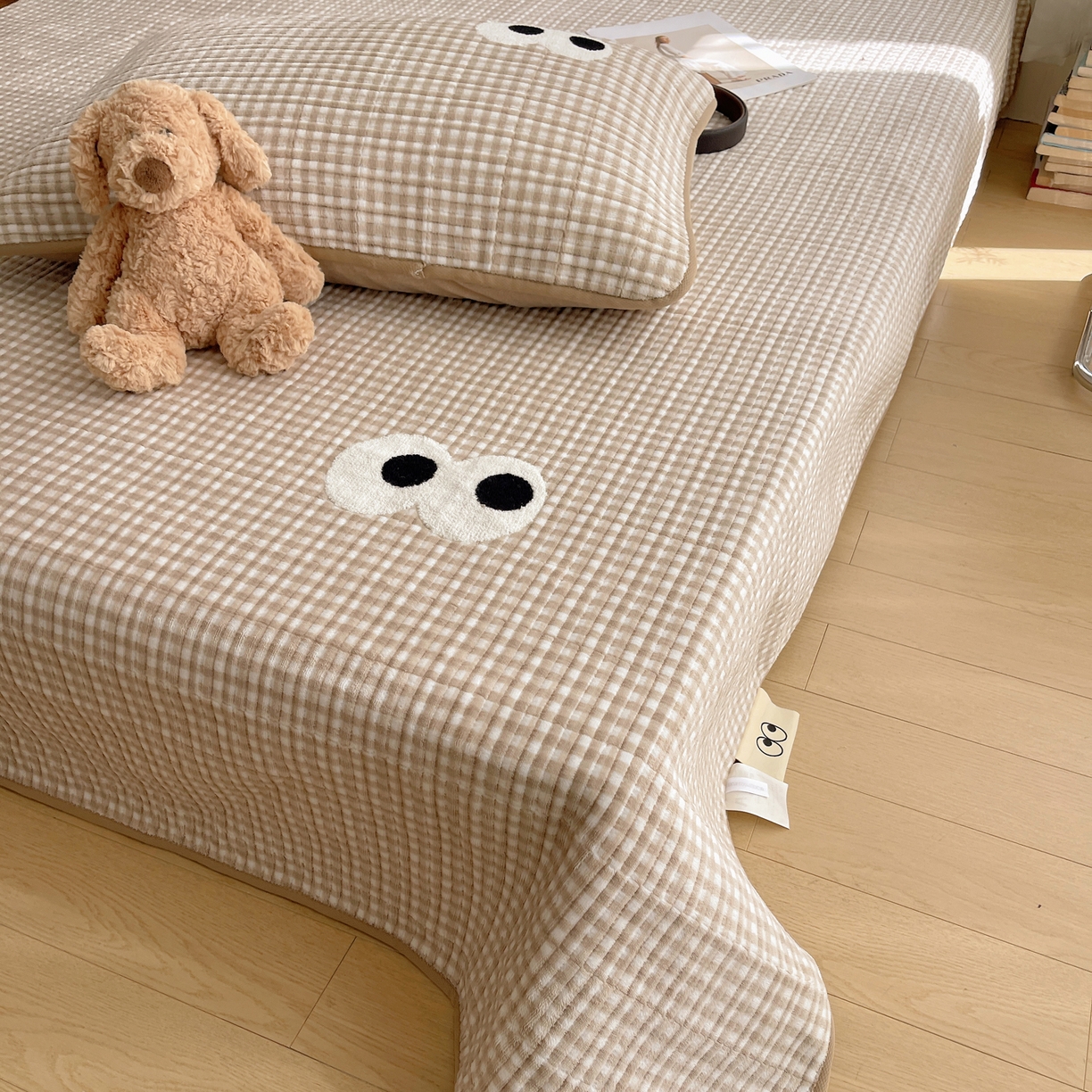 91家纺网 家纺一手货源 找家纺 桃子家居 2025新款韩系撞色毛巾绣大眼睛加厚牛奶绒多功能床盖三件套单品 绒床盖-毛巾绣大眼咖格