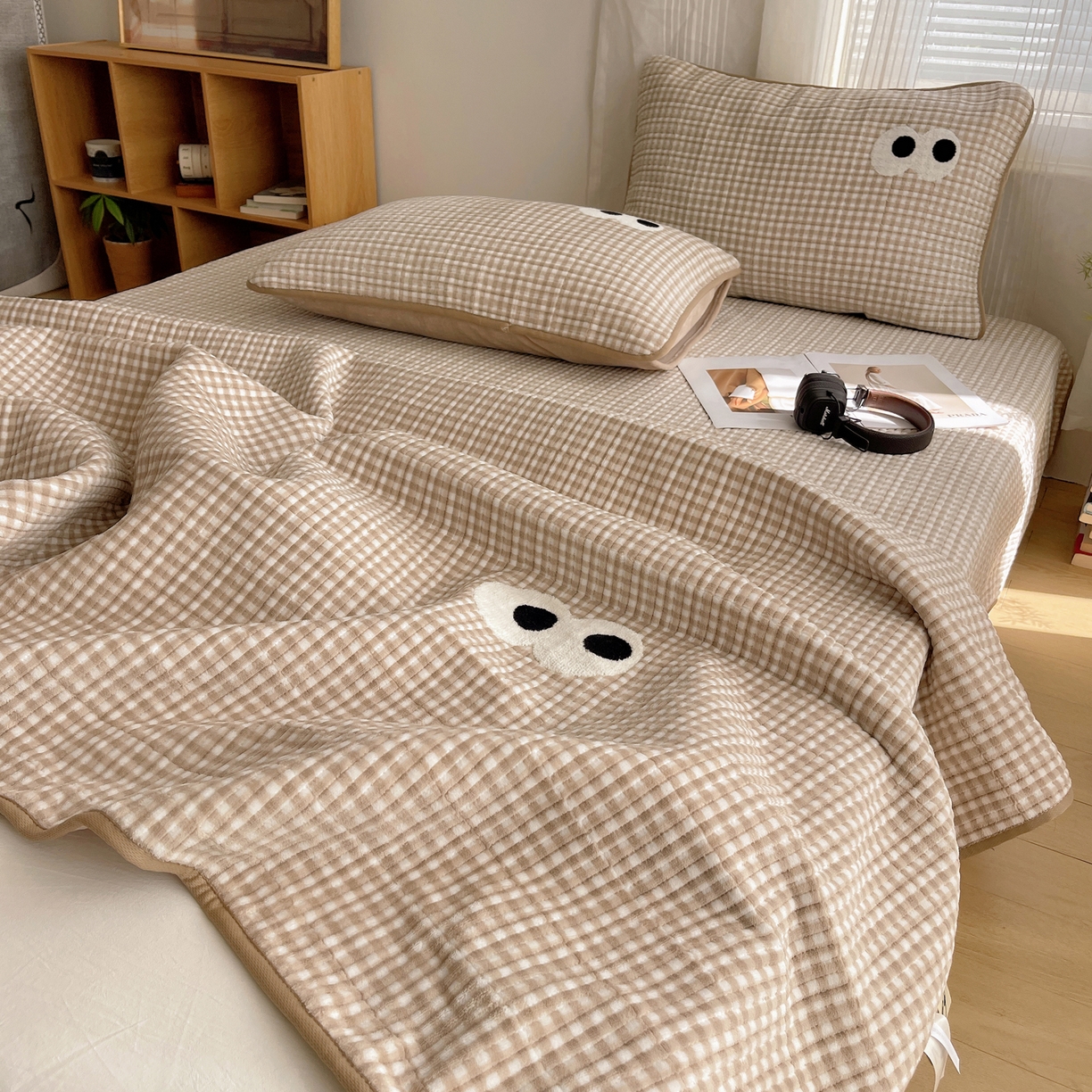 桃子家居 2025新款韩系撞色毛巾绣大眼睛加厚牛奶绒多功能床盖三件套单品 绒床盖-毛巾绣大眼咖格