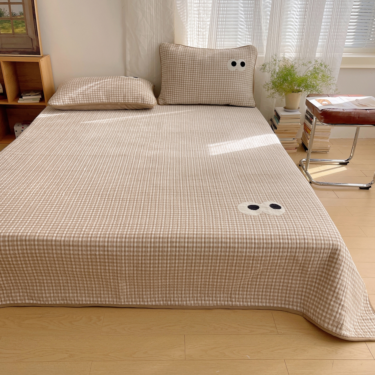 91家纺网 家纺一手货源 找家纺 桃子家居 2025新款韩系撞色毛巾绣大眼睛加厚牛奶绒多功能床盖三件套单品 绒床盖-毛巾绣大眼咖格