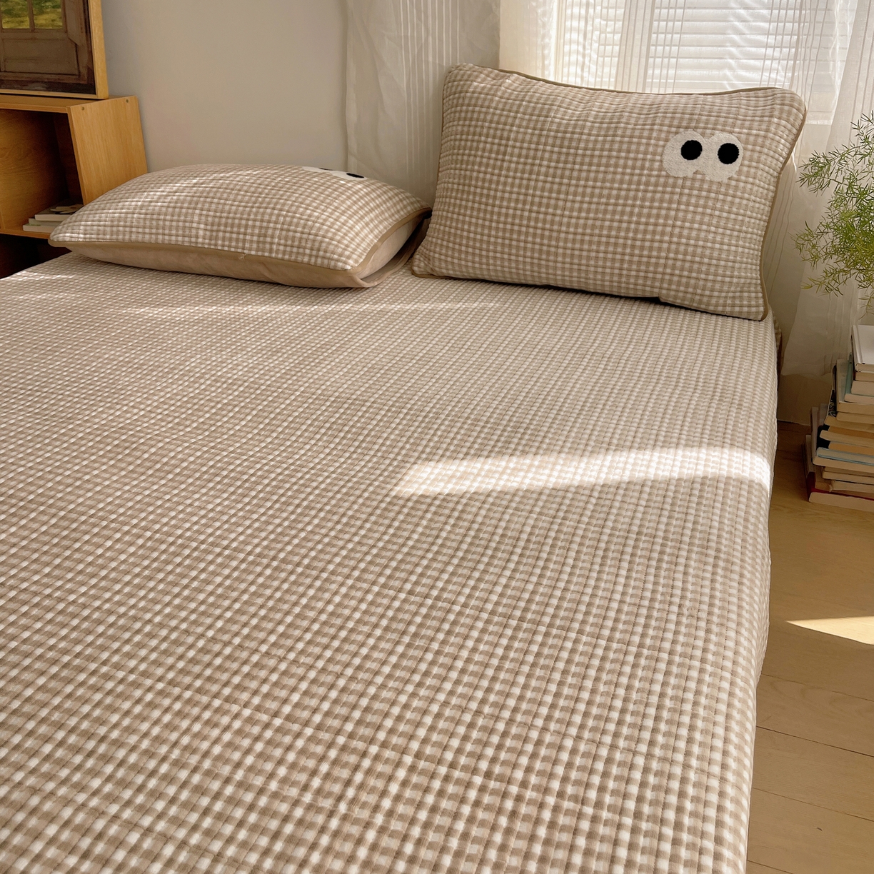 91家纺网 家纺一手货源 找家纺 桃子家居 2025新款韩系撞色毛巾绣大眼睛加厚牛奶绒多功能床盖三件套单品 绒床盖-毛巾绣大眼咖格