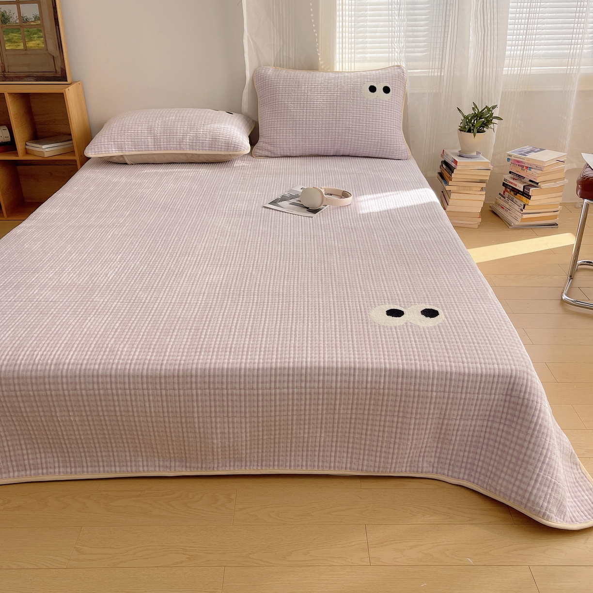 91家纺网 家纺一手货源 找家纺 桃子家居 2025新款韩系撞色毛巾绣大眼睛加厚牛奶绒多功能床盖三件套单品 绒床盖-毛巾绣大眼紫格