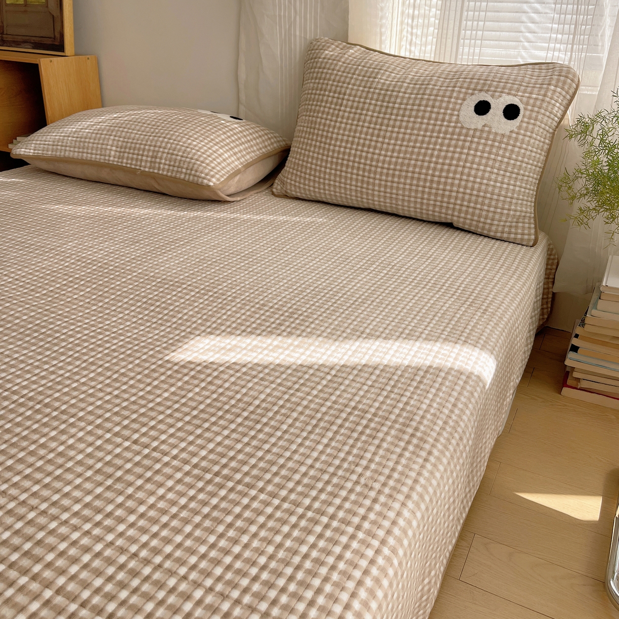 91家纺网 家纺一手货源 找家纺 桃子家居 2025新款韩系撞色毛巾绣大眼睛加厚牛奶绒多功能床盖三件套单品 绒床盖-毛巾绣大眼咖格