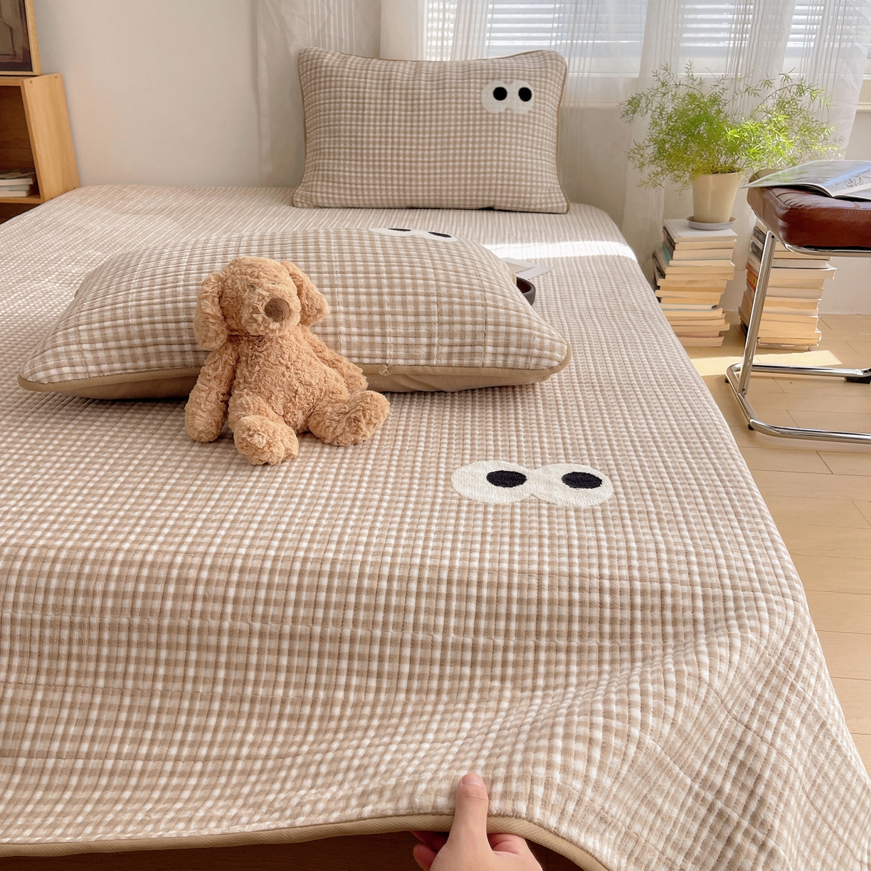 91家纺网 家纺一手货源 找家纺 桃子家居 2025新款韩系撞色毛巾绣大眼睛加厚牛奶绒多功能床盖三件套单品 绒床盖-毛巾绣大眼咖格