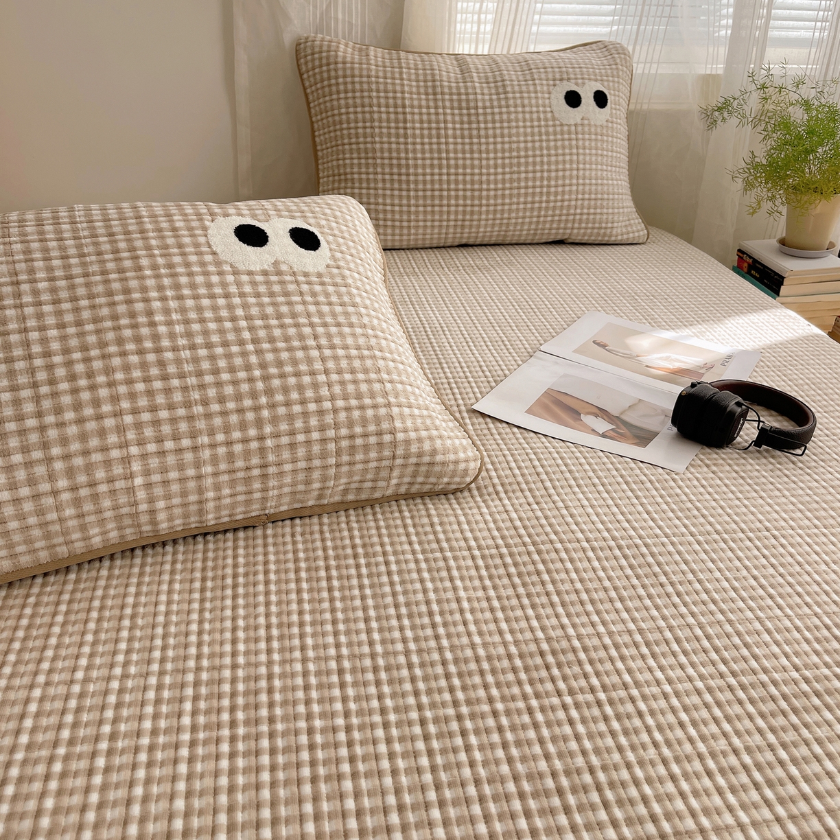 91家纺网 家纺一手货源 找家纺 桃子家居 2025新款韩系撞色毛巾绣大眼睛加厚牛奶绒多功能床盖三件套单品 绒床盖-毛巾绣大眼咖格