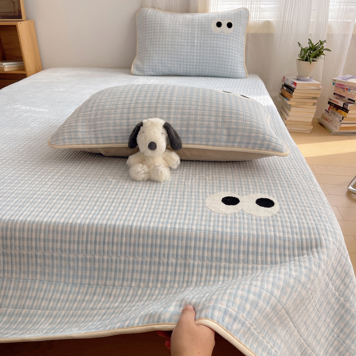 91家纺网 家纺一手货源 找家纺 桃子家居 2025新款韩系撞色毛巾绣大眼睛加厚牛奶绒多功能床盖三件套单品 绒床盖-毛巾绣大眼蓝格