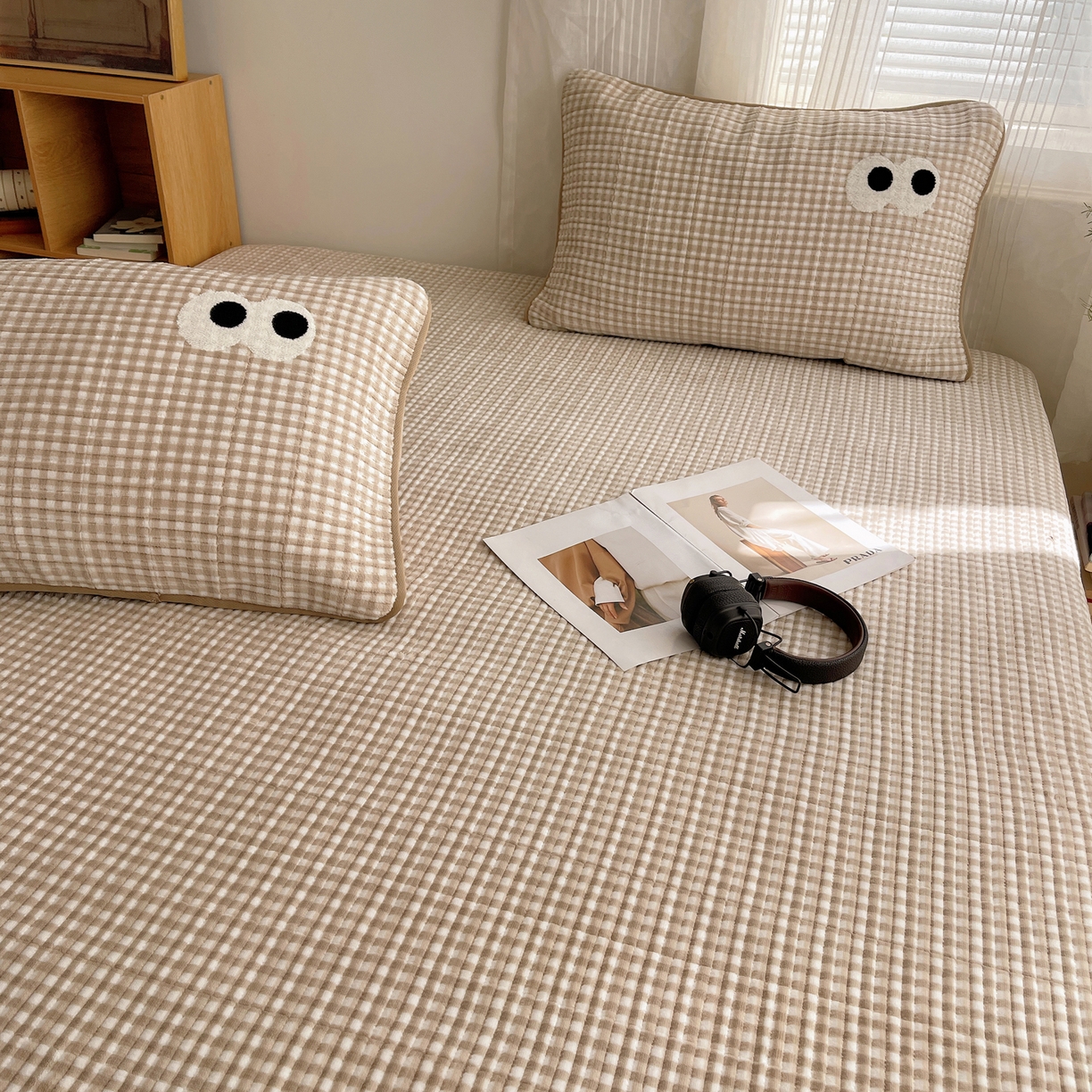 91家纺网 家纺一手货源 找家纺 桃子家居 2025新款韩系撞色毛巾绣大眼睛加厚牛奶绒多功能床盖三件套单品 绒床盖-毛巾绣大眼咖格