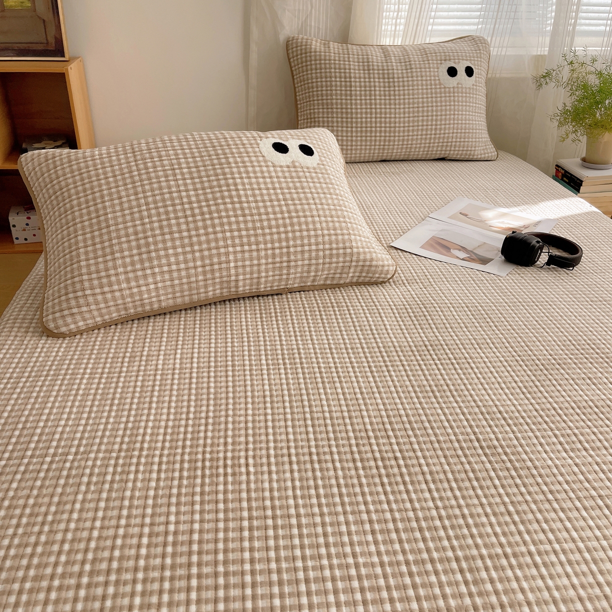 91家纺网 家纺一手货源 找家纺 桃子家居 2025新款韩系撞色毛巾绣大眼睛加厚牛奶绒多功能床盖三件套单品 绒床盖-毛巾绣大眼咖格