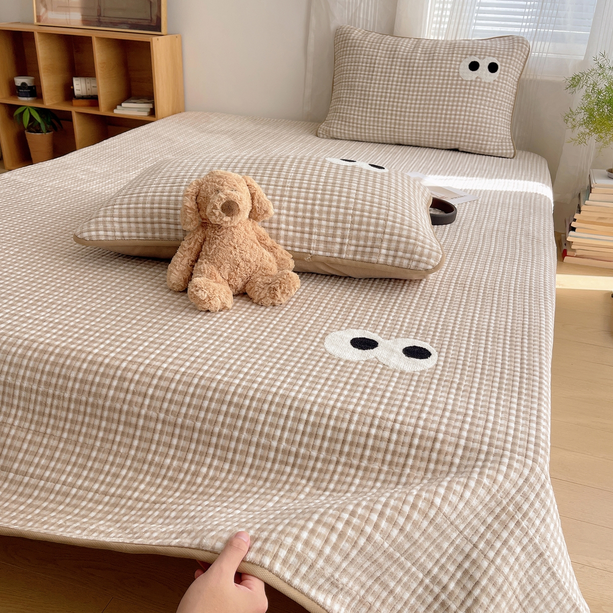 91家纺网 家纺一手货源 找家纺 桃子家居 2025新款韩系撞色毛巾绣大眼睛加厚牛奶绒多功能床盖三件套单品 绒床盖-毛巾绣大眼咖格